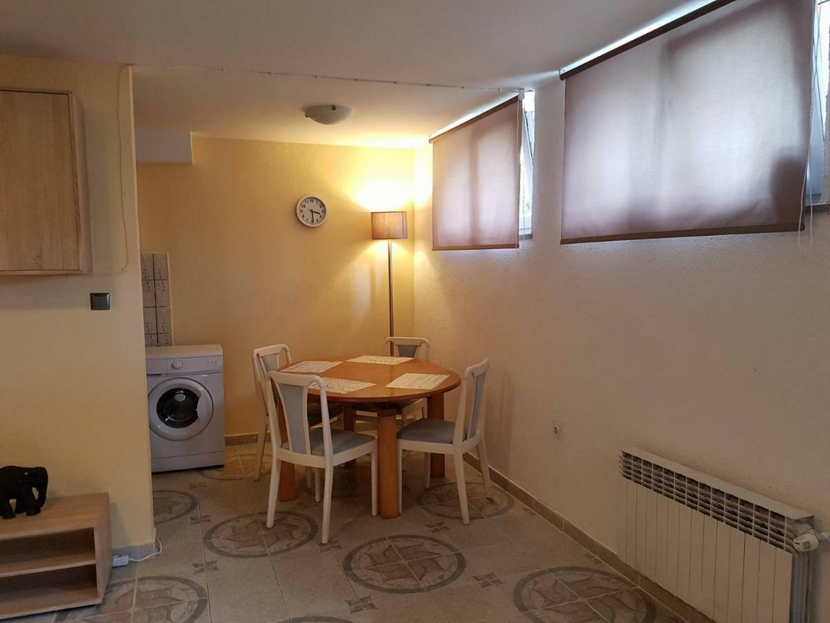 Apartament Niki Rezine *